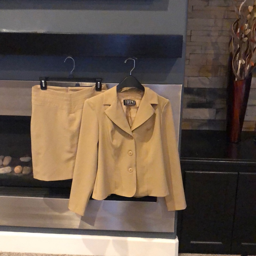 Women’s suit coat set size 7 skirt and jacket